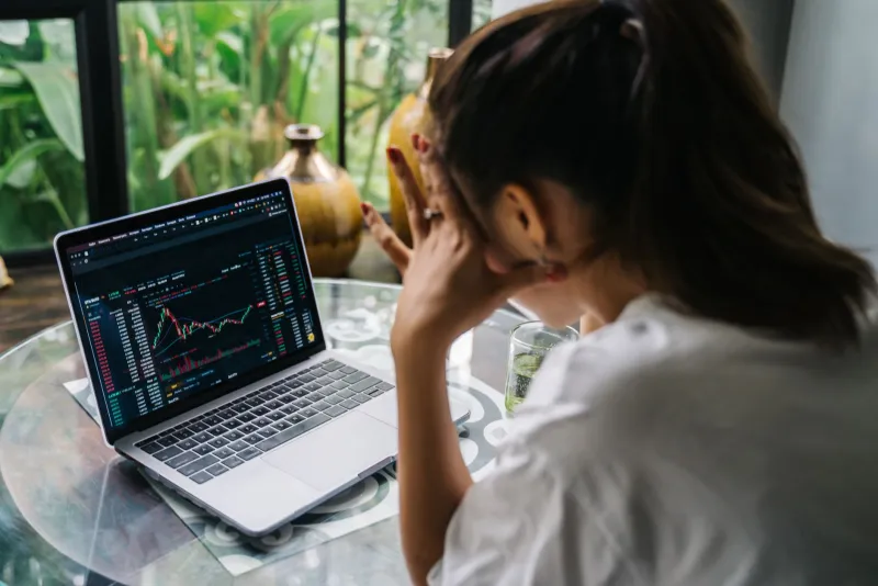 La Montagna Russa Mentale del Trader Cripto: Come le Emozioni Bruciano i Portfolio Meglio di Qualsiasi Bear Market
